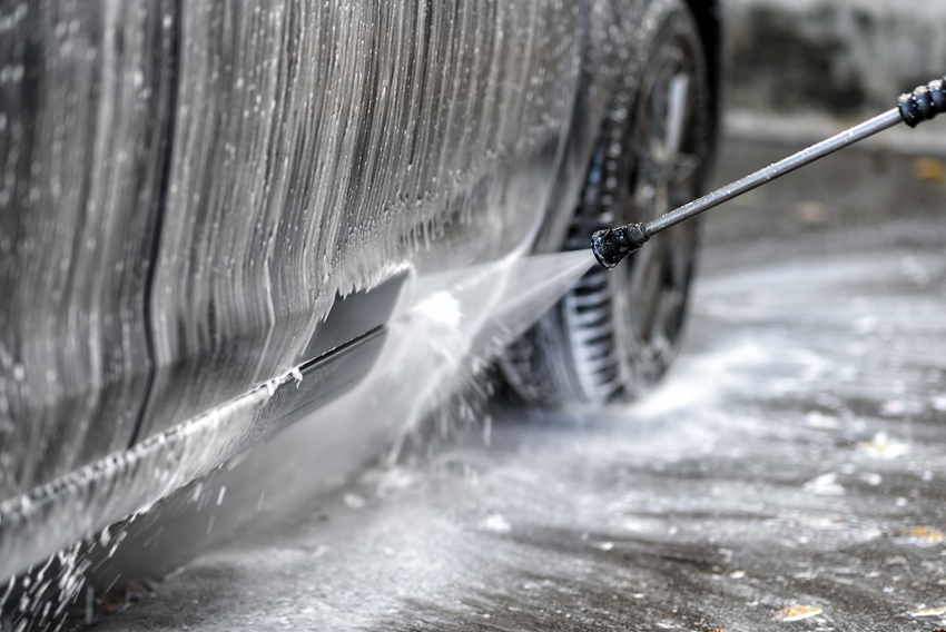 Preparing the car wash with a high-pressure jet also on the lower edge of the bodywork