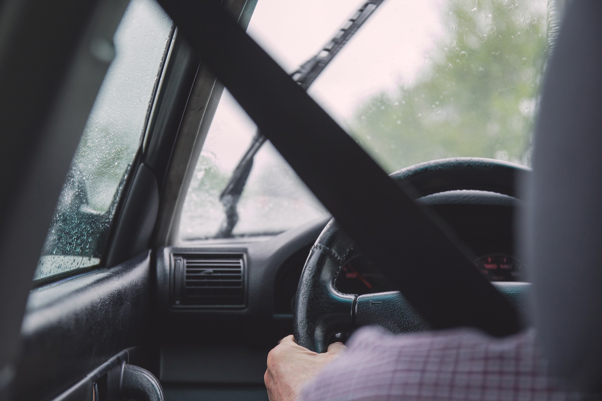 Fogged windows in cold and wet weather due to too much moisture in the car