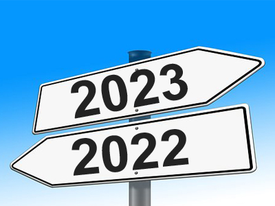 Street sign with two directional arrows. The arrow to the left is 2022, the arrow to the right is 2023